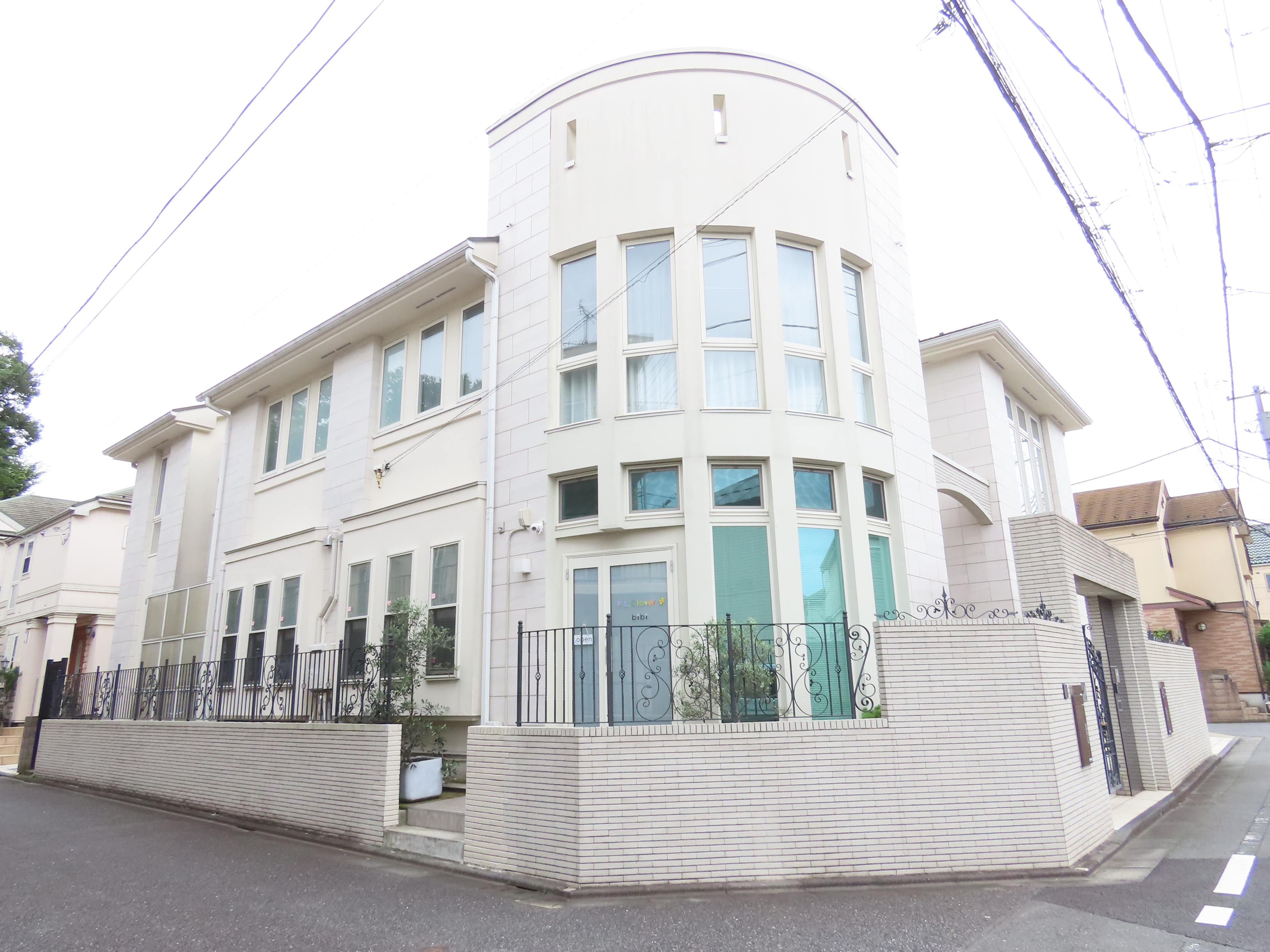 練馬区・大泉学園のbibiの店舗外観。白を基調とした建物で、店舗専用駐車場を2台完備しています。
