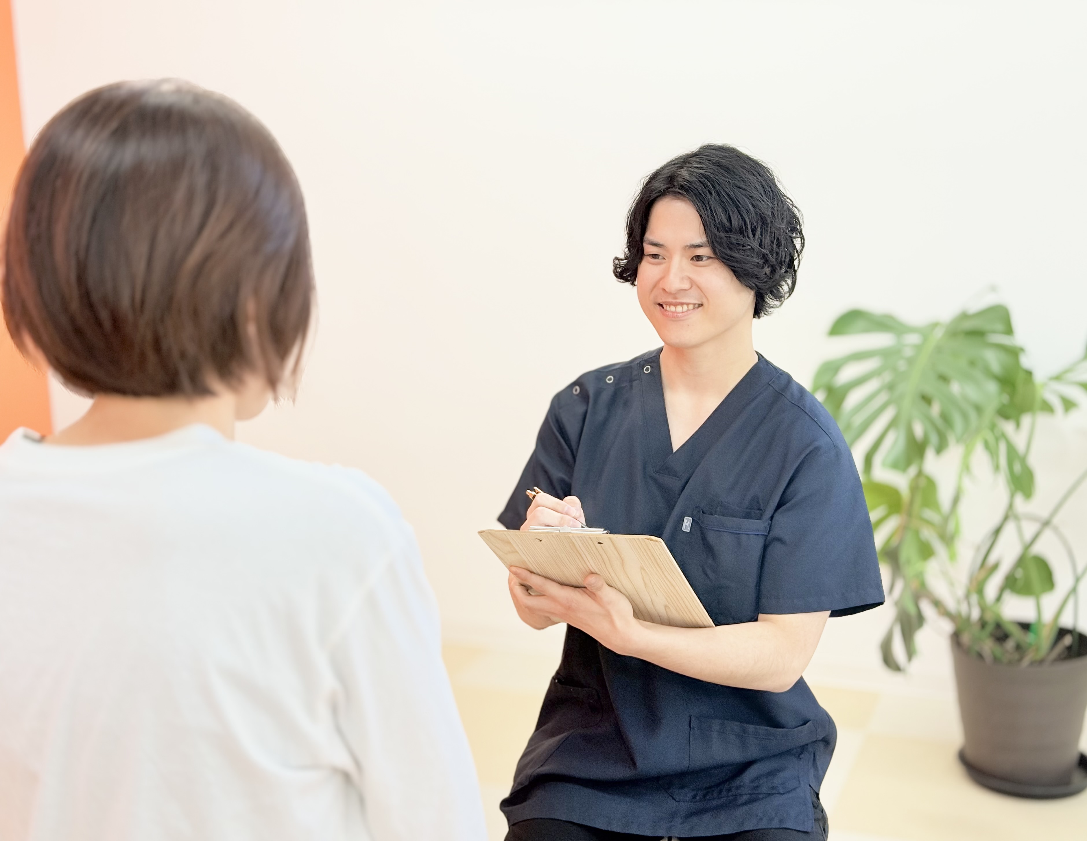 一宮市と岩倉市の間にあるいわくら肩甲骨骨盤接骨院でのカウンセリングの様子