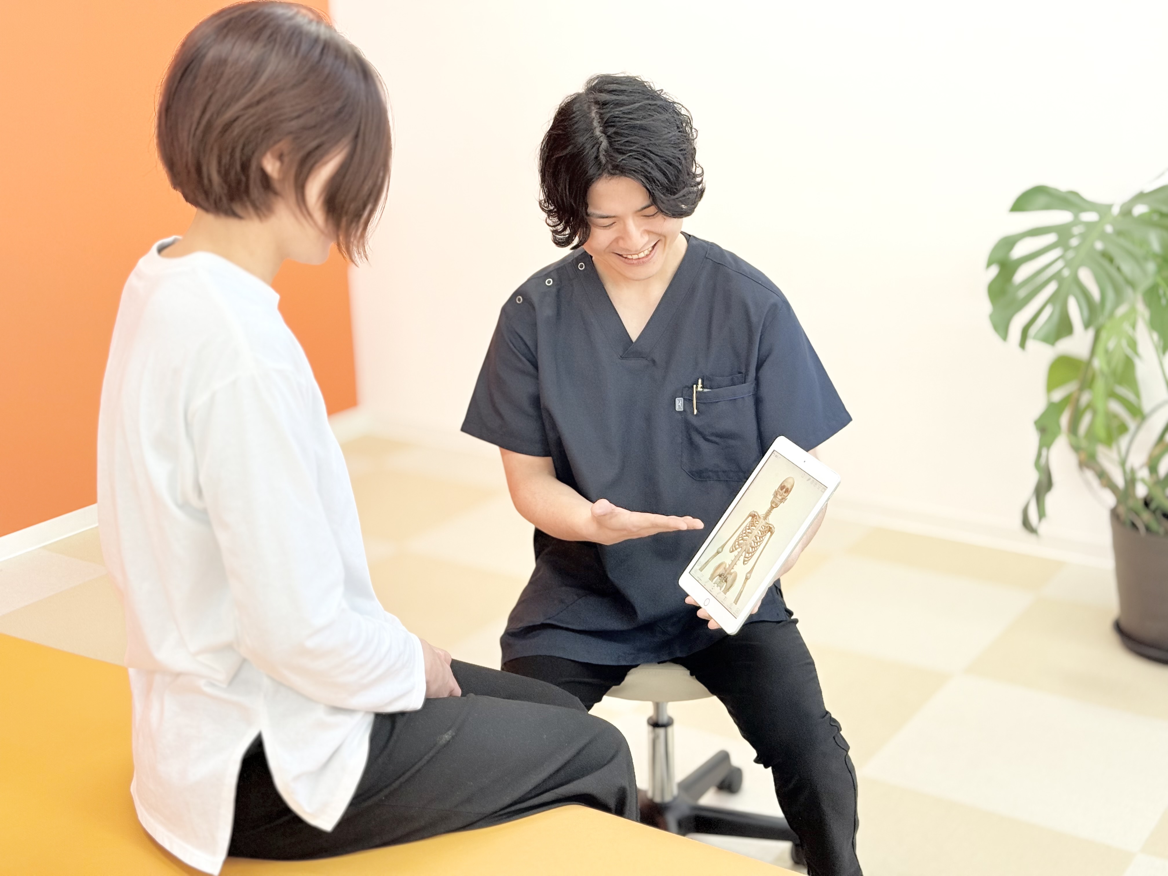 一宮市と岩倉市の間にあるいわくら肩甲骨骨盤接骨院での施術内容の事前説明の様子