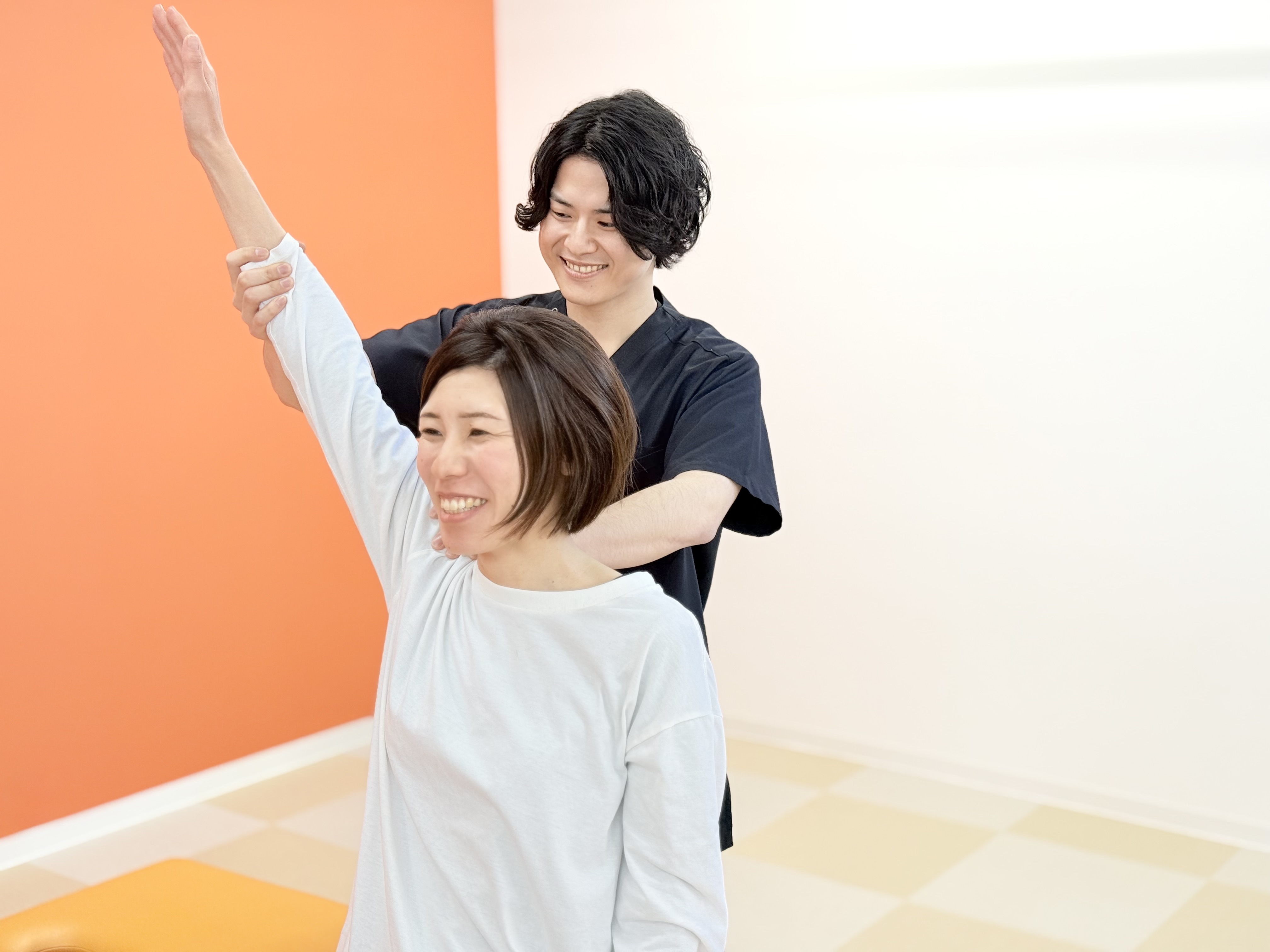 一宮市と岩倉市の間にあるいわくら肩甲骨骨盤接骨院での肩こり、首こりの治療の様子